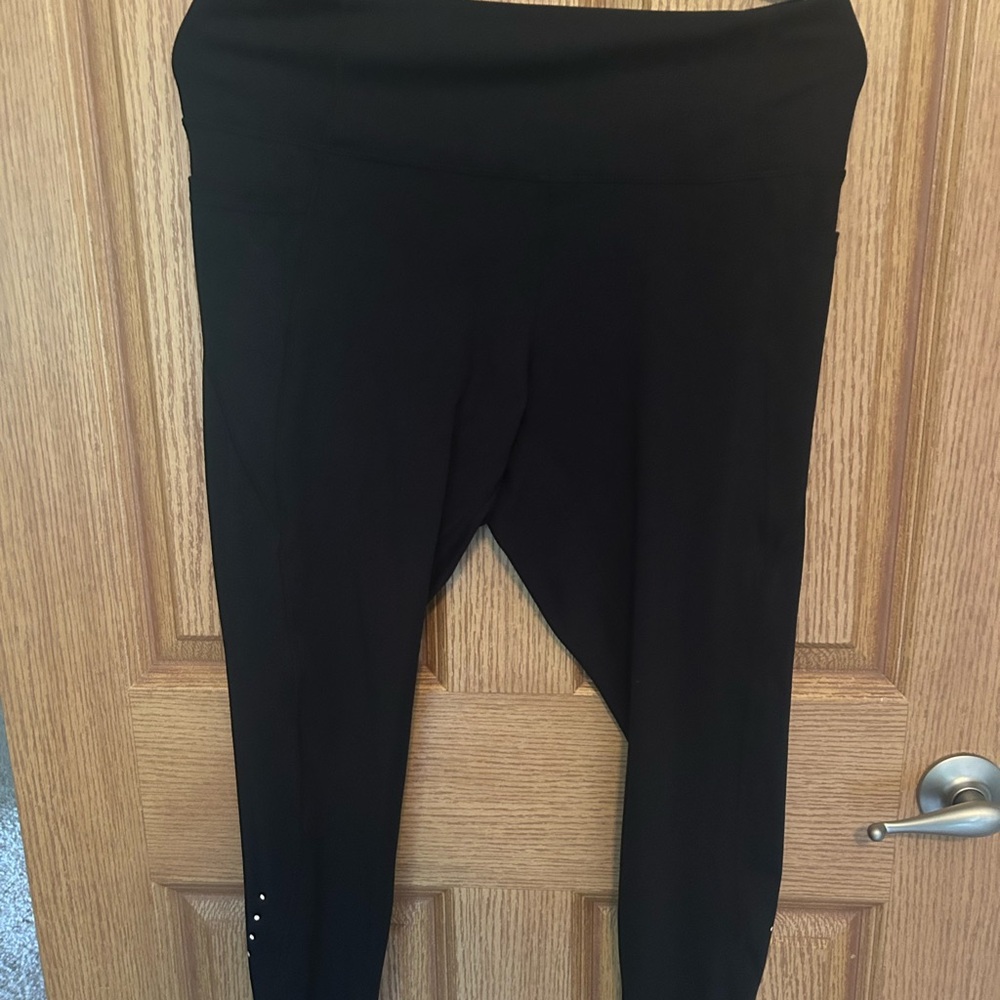 Danskin black scalloped ankle leggings - side pockets